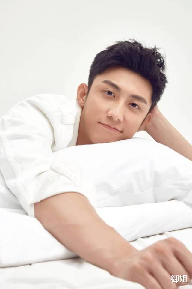 「黄景瑜」黄景瑜疑曝新恋情，前妻王雨馨助理半夜发声：有本事你出来维权