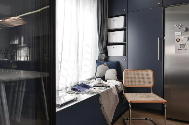 |老公不听劝把沙发墙“加厚”半米！连电视墙都不要，完工才知巧妙