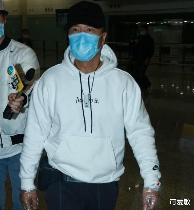 『甄子丹』甄子丹的全家紧急回国避难，表情严肃，全副武装太太超谨慎