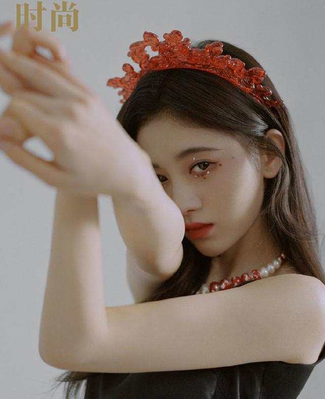 [鞠婧祎]鞠婧祎太自信了，别人戴钻石她戴石榴皇冠，五千年难遇的盛世美颜