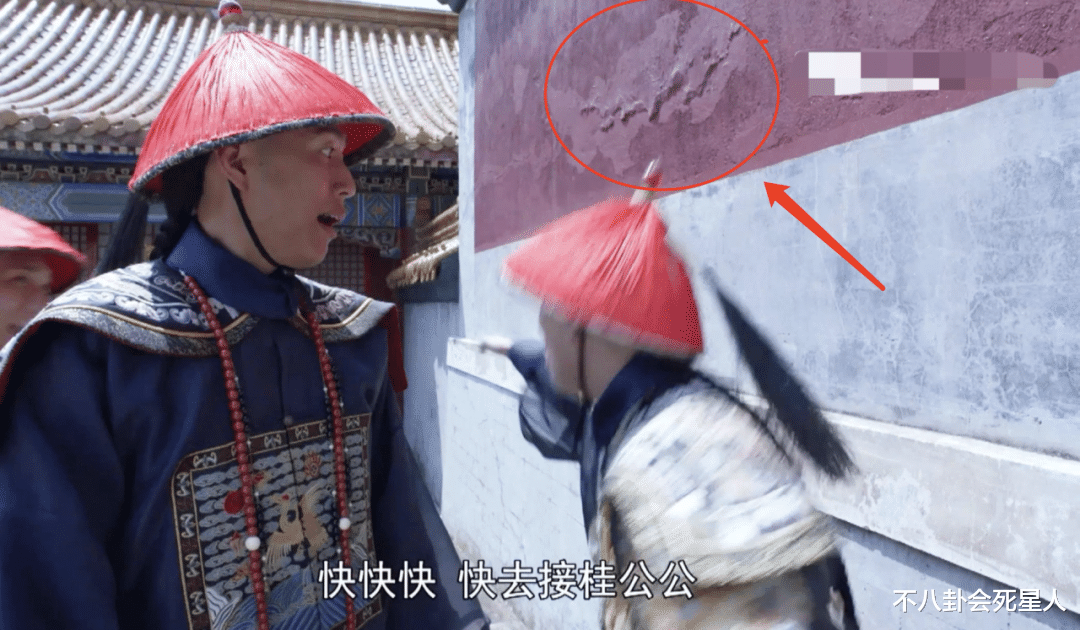 鹿鼎记|新《鹿鼎记》剧组太穷酸？划伤没血口红画，皇宫破烂龙袍线头乱飞