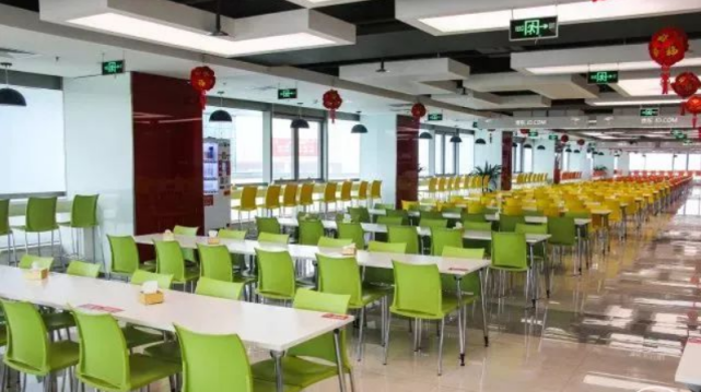 刘强东说把员工当兄弟，亲手设计“京东食堂”，看到照片网友炸锅了