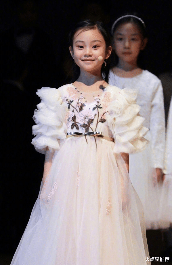 「贾云馨」有种“遗传”叫甜馨长大，看了李小璐的素颜照，冤枉贾乃亮了