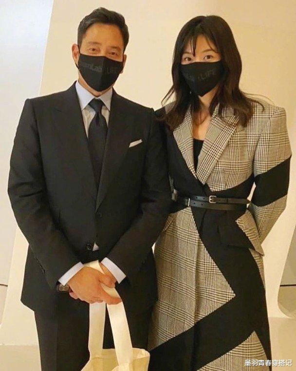 大衣|39岁全智贤也翻车，大衣穿出“五花大绑”，头小肩宽看不到脖子