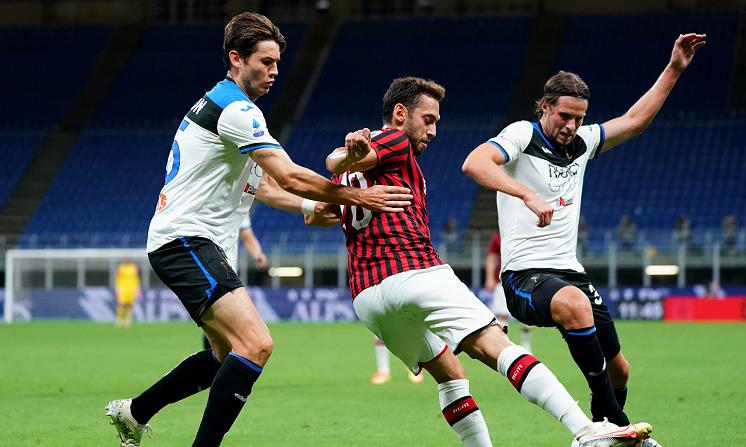 曼联|米兰1-1亚特兰大:恰球王复制小贝神迹,萨帕塔暴力摧垮米兰防线