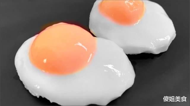 鸡蛋|煮荷包蛋，水开下锅是不对的！学会这个技巧，鸡蛋完整嫩滑不粘锅