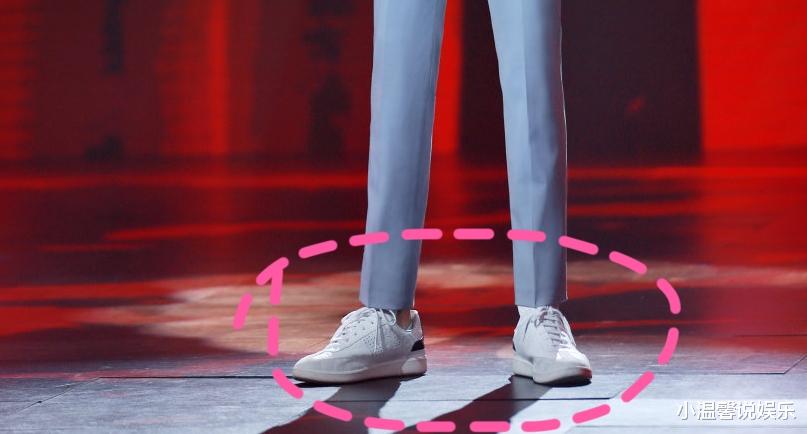 『杜淳』肖战脚疑似受伤！登台演唱《竹石》一动不动，脚上“绷带”抢镜了