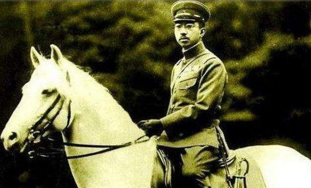 |美国将领问天皇：你为何不剖腹自尽？天皇回答4字，太无耻