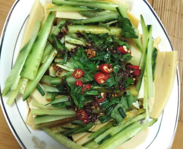 米豆腐：它是碱性食物，白菜萝卜一边站，皮肤光洁了，小腹不鼓了，特好吃