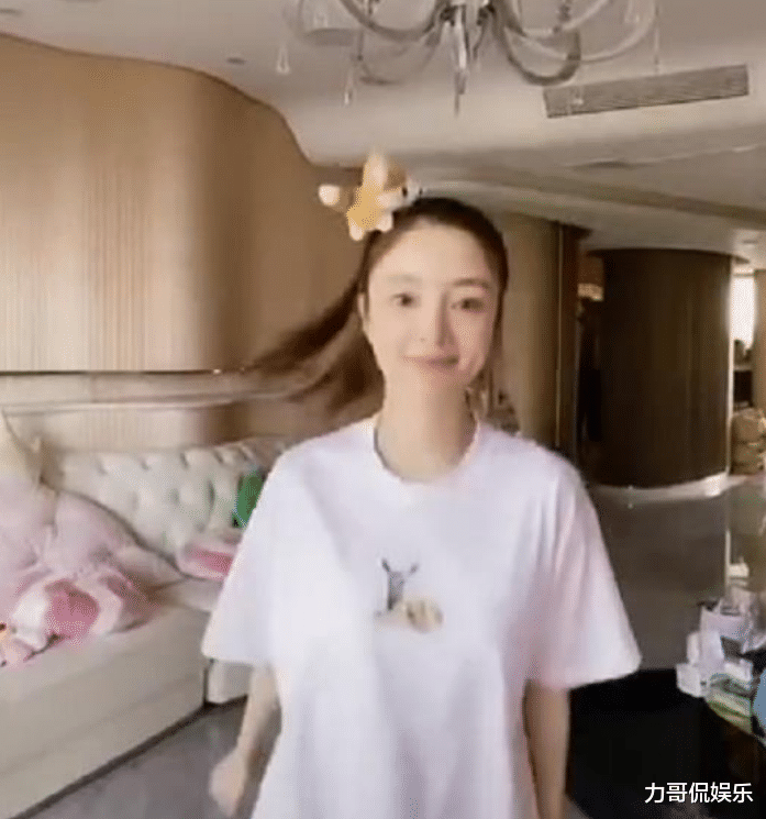 李小璐|李小璐在家跳舞却被身后沙发上的男人抢镜，网友：真和贾乃亮复合了