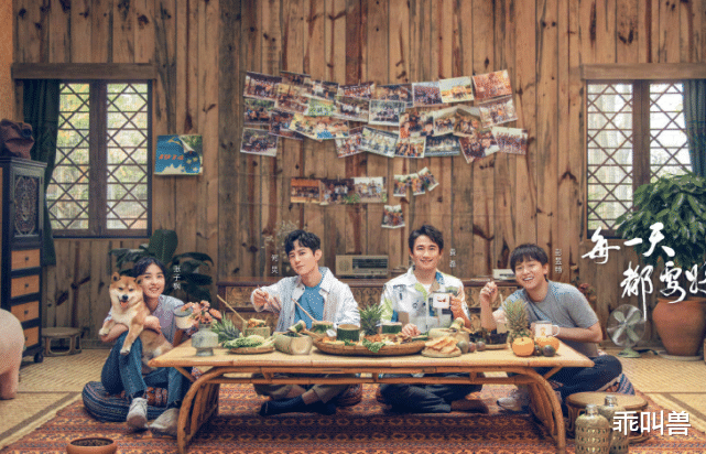 向4▲《向4》开播！张子枫手捧习题集为高考加油，工作学习两不误