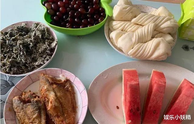 『黄晓明』黄晓明回青岛老家，晒与姥姥合照，背后的镜子里看到了baby