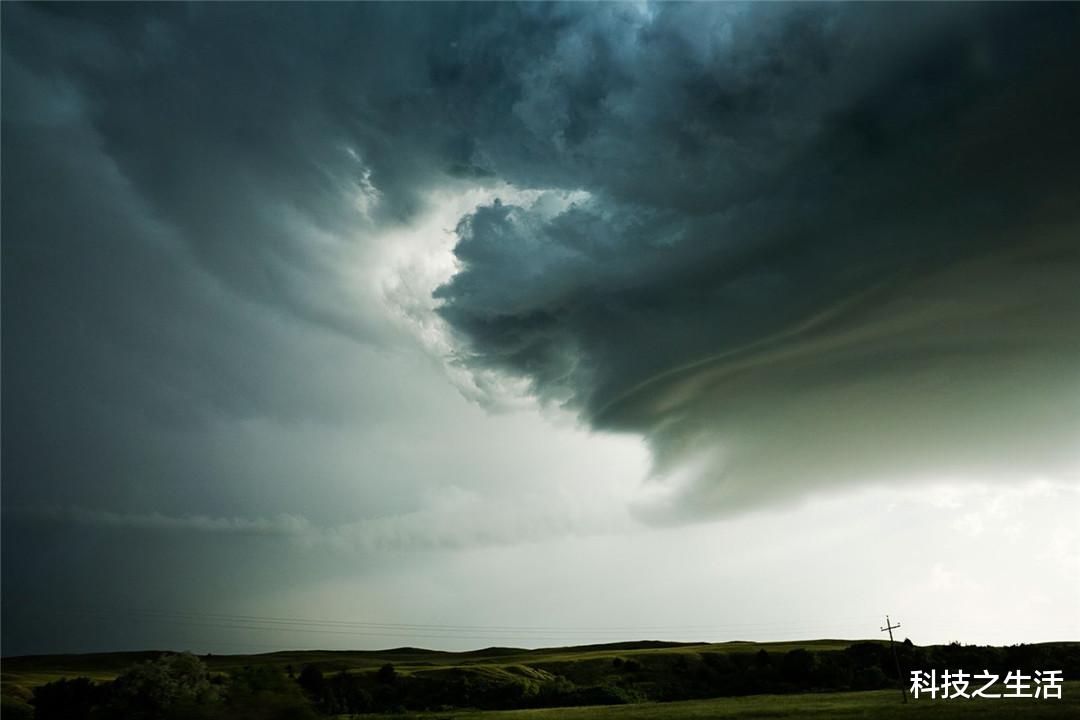 |欧洲上空出现怪异现象，巴西天空好像要掉下来，平行世界存在吗？