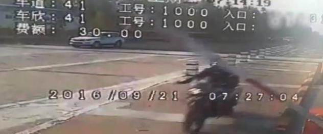 张小光|为省55元高速费，赵本山弟子被收费杆砸中，46岁命丧黄泉