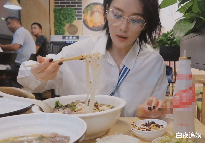 张馨予|张馨予深夜吃米粉，看清她点多少菜后，颠覆了我对女星饭量的认识