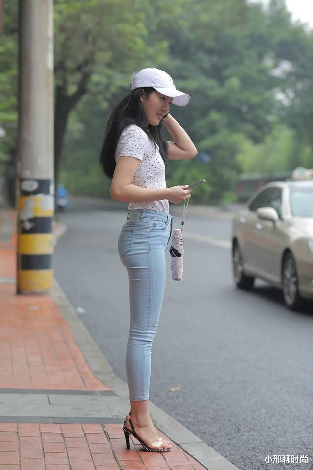 穿衣搭配|入秋穿搭还是紧身牛仔裤，搭配高跟鞋提升气质，简单大方又不失优雅