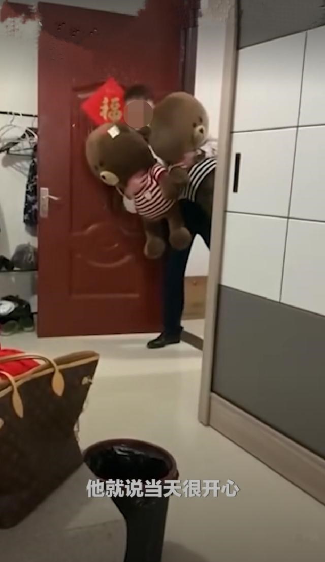 微影说红楼 安徽亳州一新娘婚礼后被新郎忘在酒店，洞房花烛夜跟狗睡的