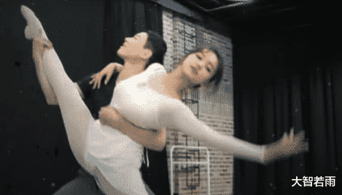 程潇■程潇“发育太猛”!穿芭蕾舞衣劈叉一刹,名副其实的“奶萧”