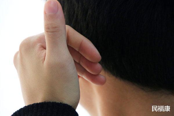 【狐臭】油耳朵是病吗？出现油耳朵的人，一定会有狐臭，是真的吗？