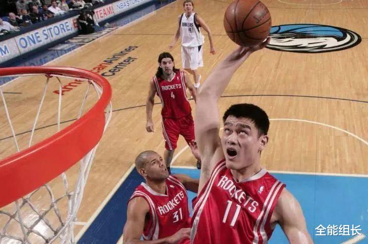 姚明■为何姚明在比赛中总单手扣篮？难道他不会双手扣篮？