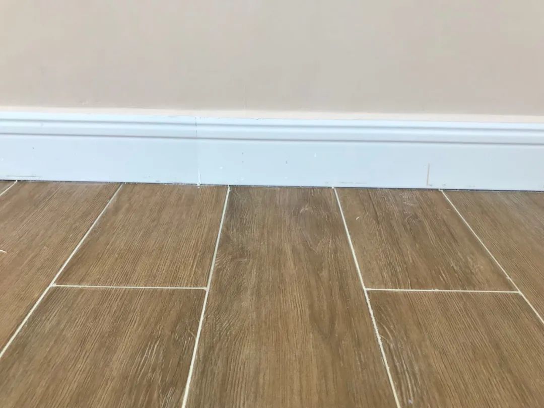 ▲踢脚线颜色没选对，装修再美都要毁！