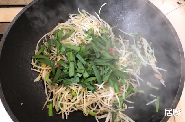 韭菜|别看轻了这道菜，2元炒1盘，排出黑宿便，皮肤白了，腰肢变细