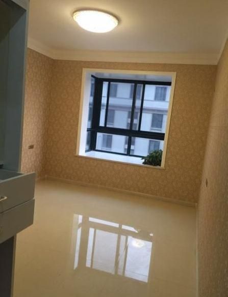 []135㎡新房交给爸妈装修，硬装挺大气的，尽管沙发搭配不太入眼