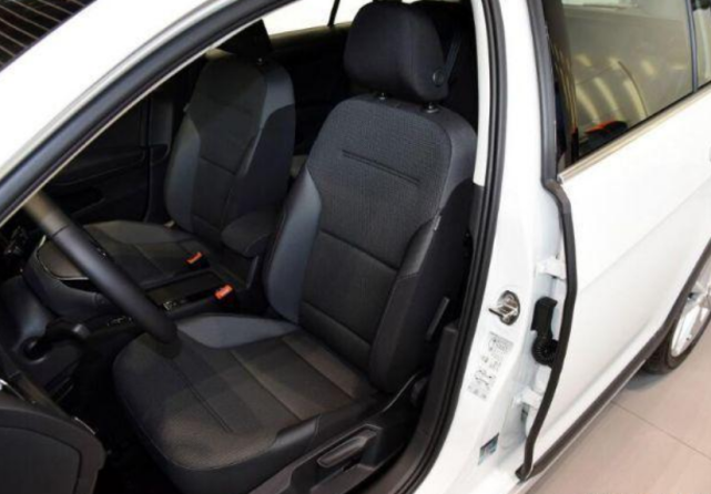 『大众汽车』纯进口跌至20万，不香？入华近20年基本没差评，曾高卖到41.3万