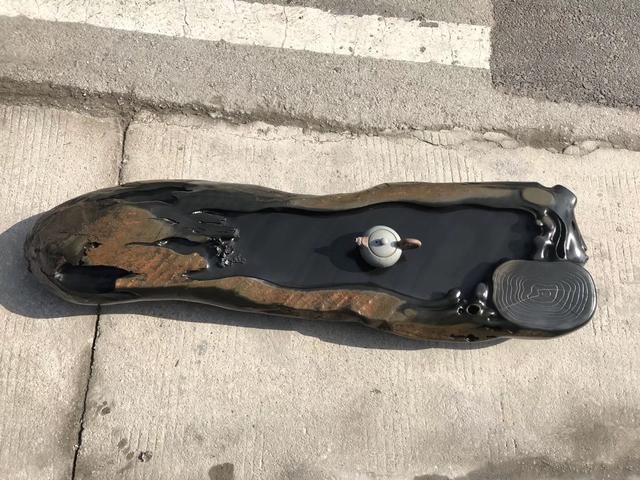 翡翠：又一种石头出名了，石质黝黑细腻，稍微雕刻一下就能成为艺术品