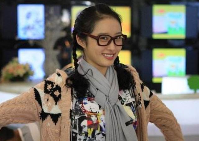 张艺谋|被张艺谋“封杀”的2位女星:一位已退圈,而她报复不成两败俱伤