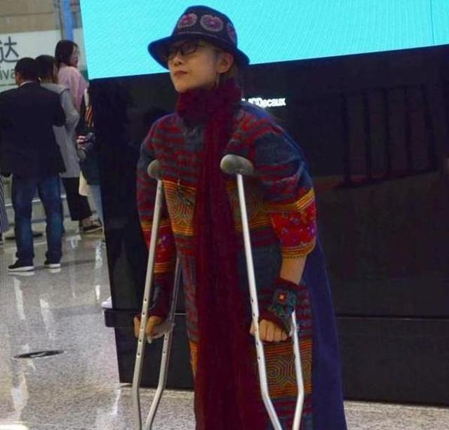 杨丽萍|62岁杨丽萍大变样！如今剪了指甲拄拐杖出行，生活全靠男助理伺候