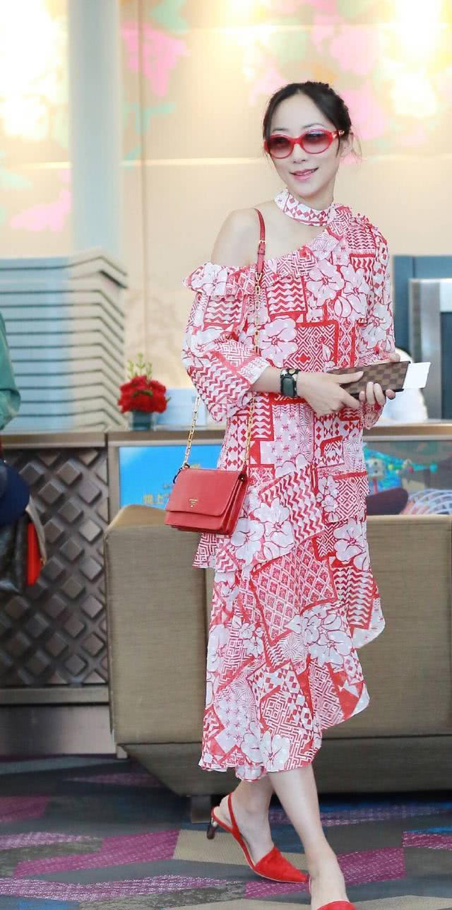 「韩雪」韩雪的气质真不是盖的，连“番茄鞋”都能穿出高级感，看着好优雅