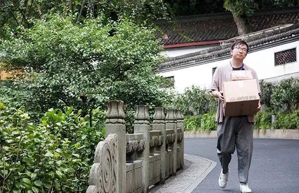 灵隐寺|4年前,那个入职灵隐寺90后小伙,还不起房贷辞职“还俗”了
