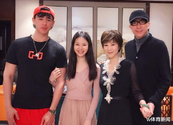 「曹燕华」国乒世界冠军近况，23岁成就大满贯后退役，现任老公是前夫队友