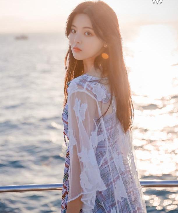 「杨超越」杨超越不愧是“村花”，扎双马尾穿制服裙，这腿是被天使吻过吗