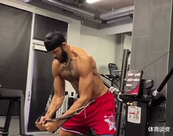 [湖人队]湖人全员减肥！244斤内线也变瘦了，瘦成筋骨人，多人减重提速拼了