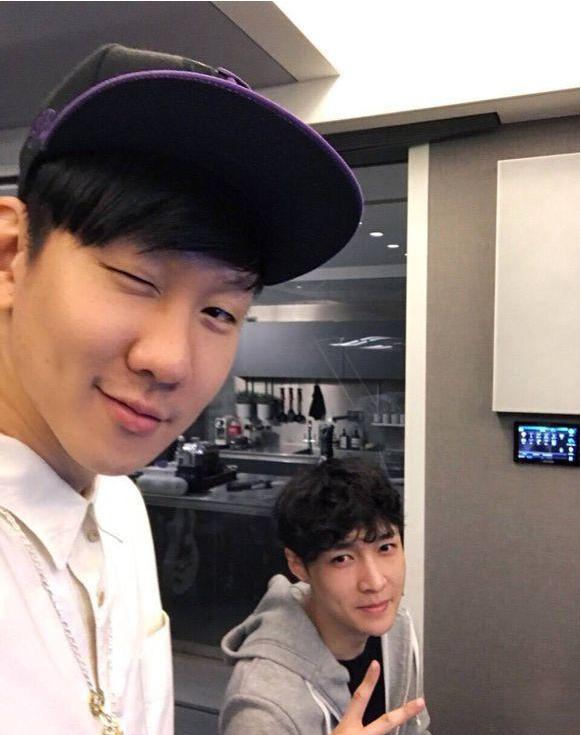 周深|走进林俊杰现实中的家，客厅放着巨型钢铁侠和钢琴，全是他的挚爱