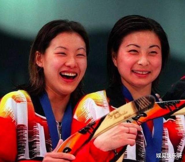 「郭晶晶」伏明霞郭晶晶罕见同框：3岁之隔差距太大，一细节透露出谁更幸福