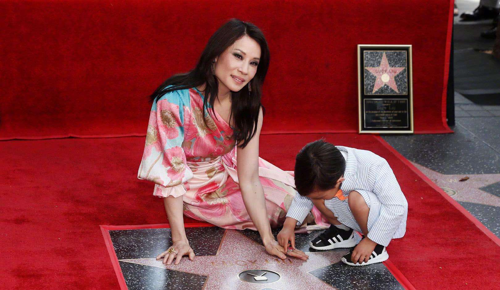 好莱坞|她为了钱拍“风月片”，47岁代孕生子，长得丑却是好莱坞最贵华人女星