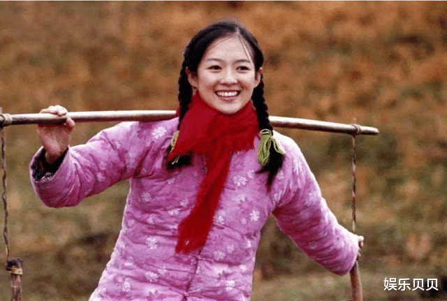 章子怡|章子怡与2位阔太同框，亮片上衣配短裤优雅成熟，曾与公子哥恋爱