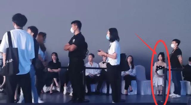 杨紫|不红有多悲哀?杨幂吴亦凡杨紫后台热聊,曾经收视女王却被冷落