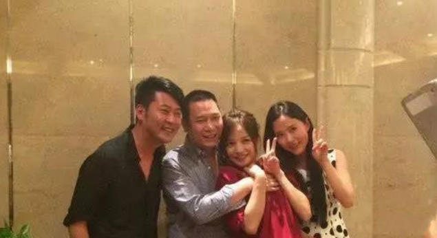 「赵薇」赵薇罕见携丈夫秀恩爱，小鸟依人挂丈夫身上，网友：好有女人味！