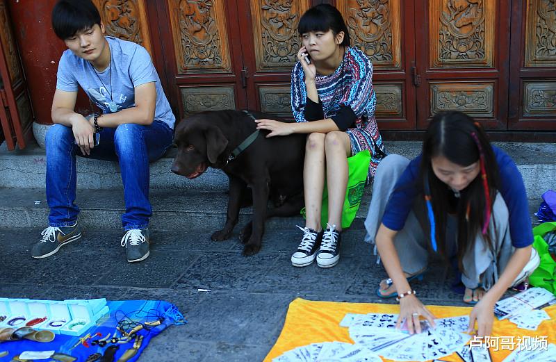 【自媒体】200块摆地摊创业，结合自媒体，做得好，月赚2万很轻松！