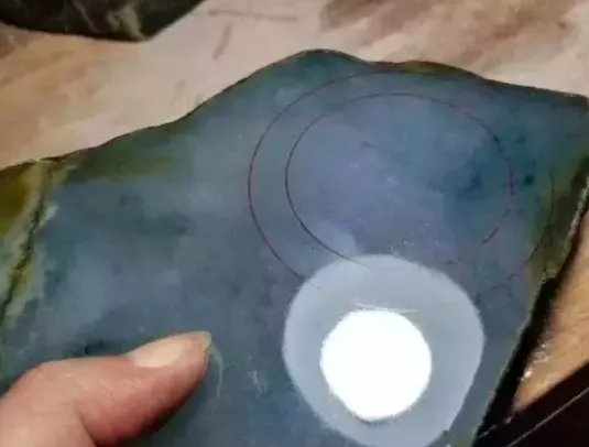 橄榄核|切涨的木那翡翠原石，看着都流口水，太棒了！