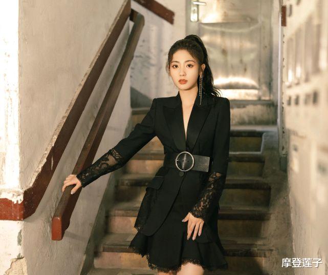 西装|邢菲厉害了,身穿黑色拼接西装裙搭配高马尾,干练又有气场