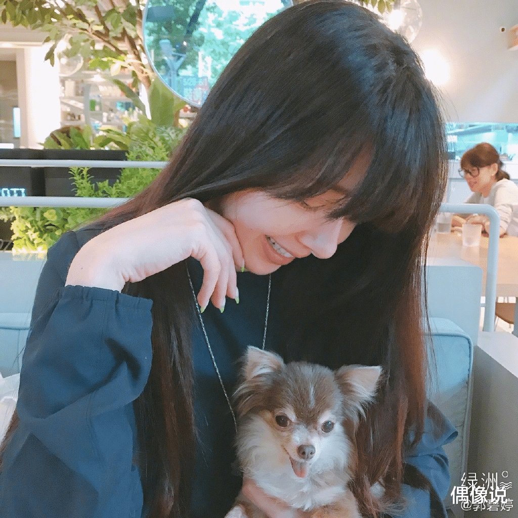 郭碧婷|郭碧婷刚出月子就烫染头发，新发型很妩媚，但产后发质真实