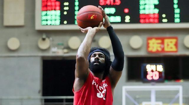 郭士强▲郭士强称球队恶补短板，已经为CBA开赛做准备，并特地点赞1人