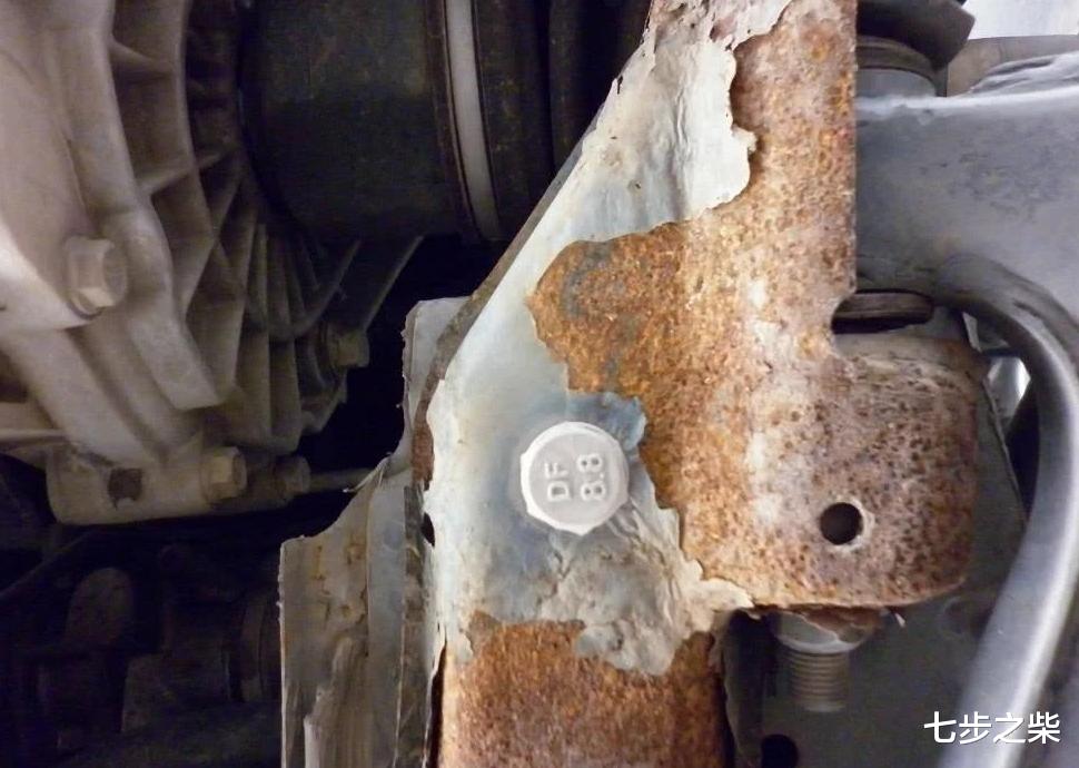 「国产车」又一国产车伤人心，底盘、车门锈迹斑斑，一年不到变“生锈王”