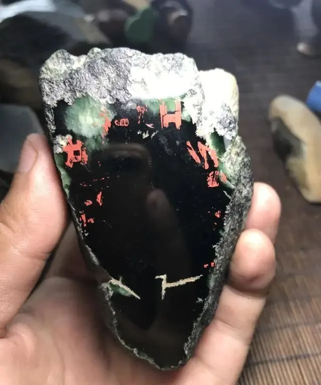 翡翠|一块莫西沙的翡翠原石，随形起货乘龙观音题材，实在太漂亮了！