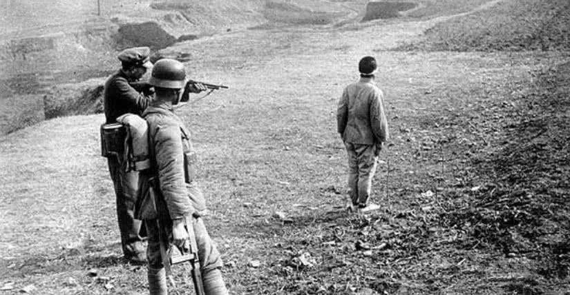 「新四军」日本战犯被处决现场,真实罕见的老照片,临行前丑态百出大快人心